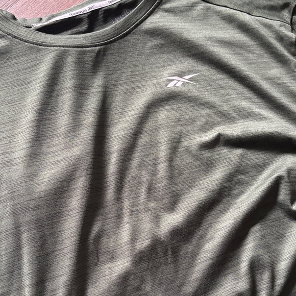 4 Reebok Tops - Picture 5 of 5